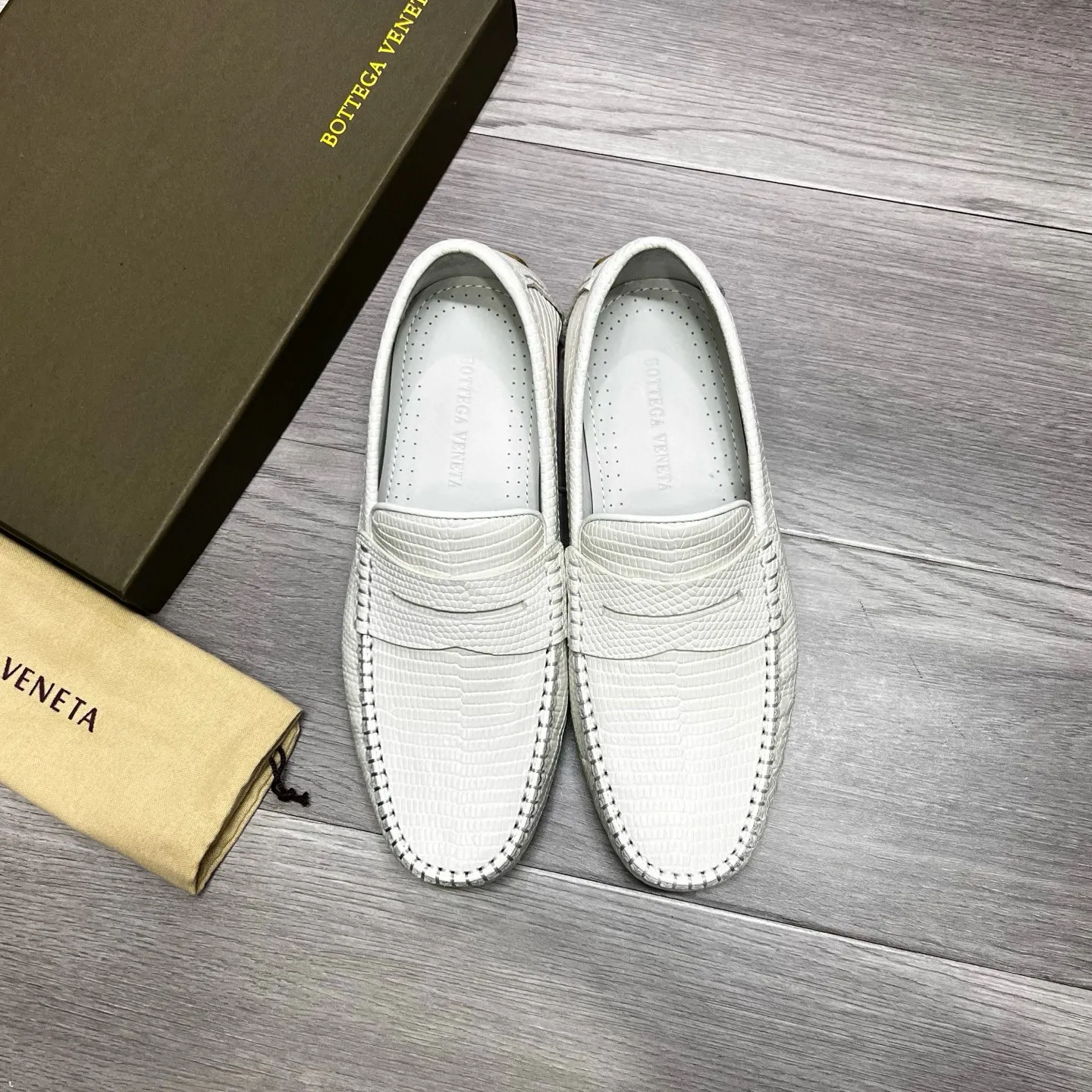 Factory price 480 BV 〰️Purely handmade classic men's beanie shoes👉👉driving shoes, slip-on shoes, made of imported cowhide from Italy, 💕water-dyed cowhide lining, 🔊original outsole, waterproof platform design, comfortable on the feet. A good choice for traveling and driving, three colors available, code number: 38-44, (45 can be customized)